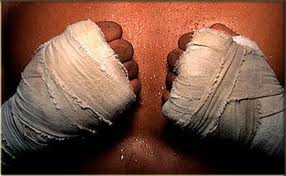 Перед тренуванням, як і перед цим боєм, боксери   бинтують руки   , Щоб оберегти їх від травм