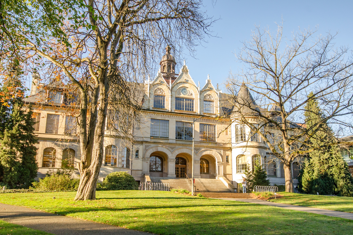 Savery Hall, одне з історичних будівель кампуса, датирующееся початком XX століття і є домом для факультетів соціології, економіки та філософії