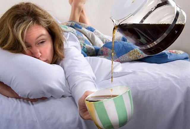 Після пробудження в районі 7-9 годин ранку, рівень гормону мелатоніну в організмі досить високий, кофеїн на вас просто не подіє і очікуваного результату не настане