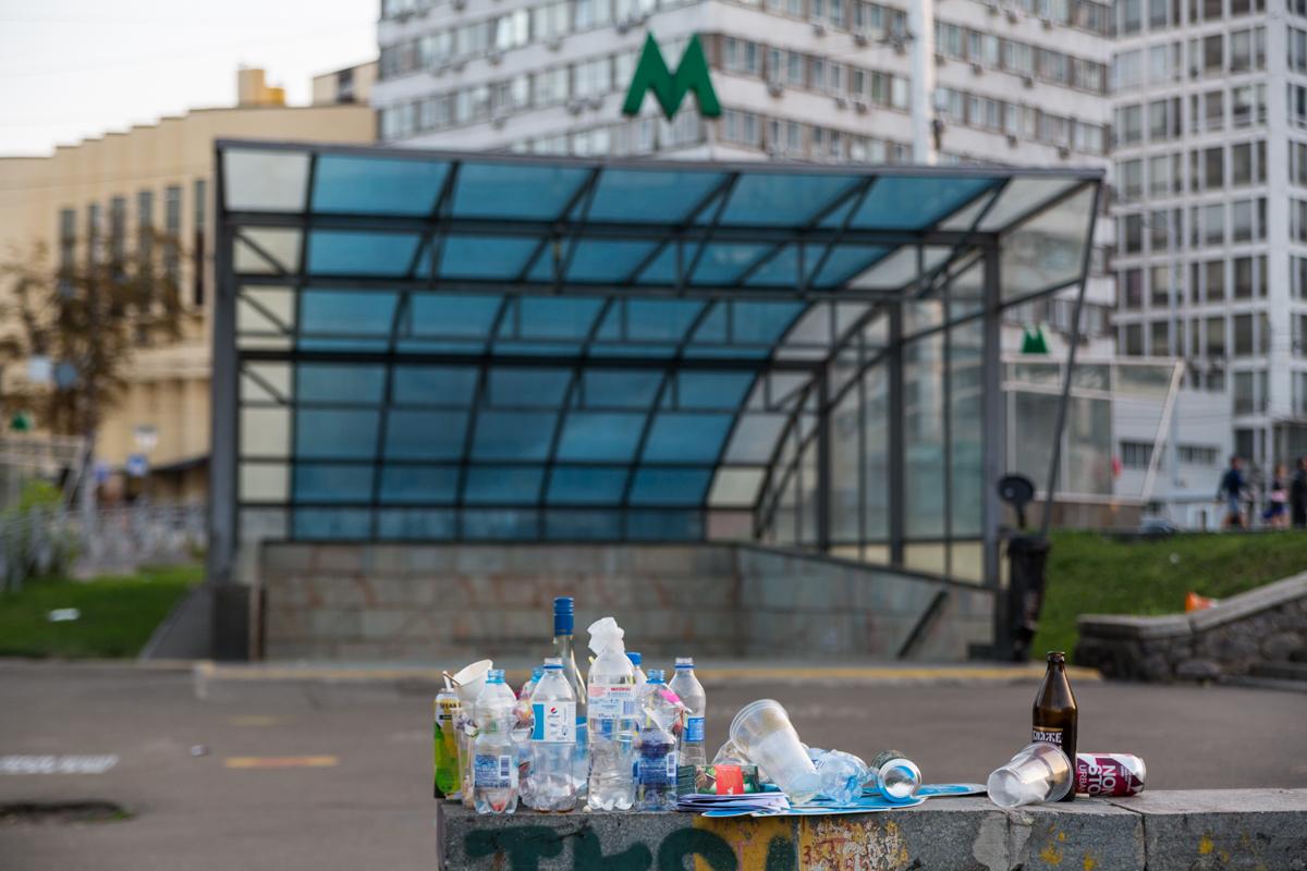 Гори сміття можна помітити від Хрещатика, де проходив святковий парад, до НСК Олімпійський