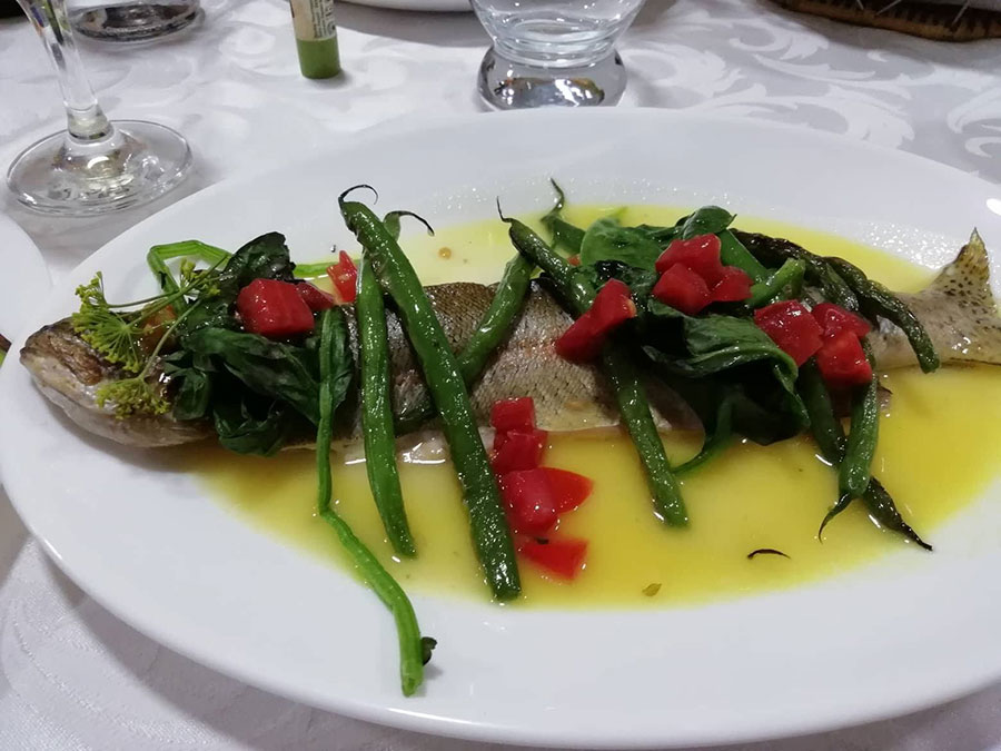 Свіжа риба під вишуканим соусом і легким гарніром із зелені стала головним блюдом вечері