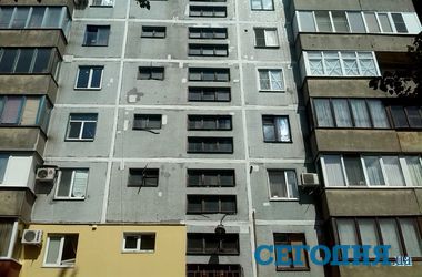 9 серпня 2014 року, 9:04 Переглядів:   Жителі Макіївки заклеюють вікна скотчем