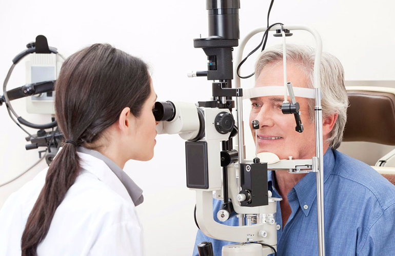 При перших симптомах вікової далекозорості слід звернутися до лікаря-офтальмолога: