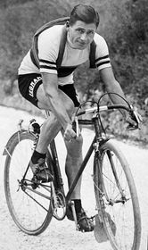 Альфредо Бінде, Фото: Mondonico collection, Public Domain   Перший чемпіонат світу з шосейних велогонок був проведений в 1927 році на Нюрнбургрінгу в Німеччині, переможцем якого став італійський велогонщик Альфредо Бінде