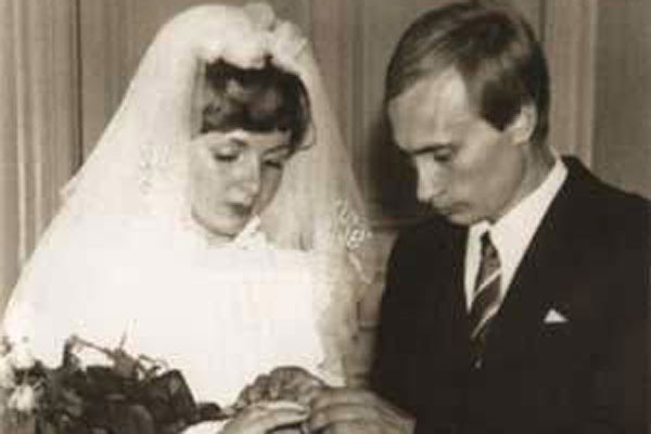На фото цієї щасливої ​​подружньої пари зараз важко дізнатися нинішнього Президента Володимира Путіна і його першу дружину, Людмилу