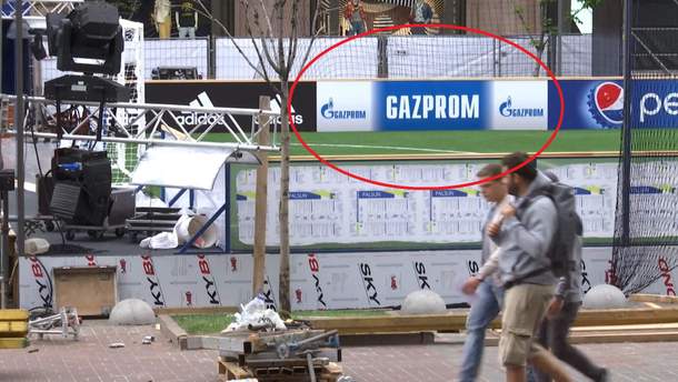 Напередодні в Україні розгорівся скандал - українські фани помітили рекламу російського «Газпрому» в центрі Києва, що викликало у них велике і, на перший погляд, справедливе обурення