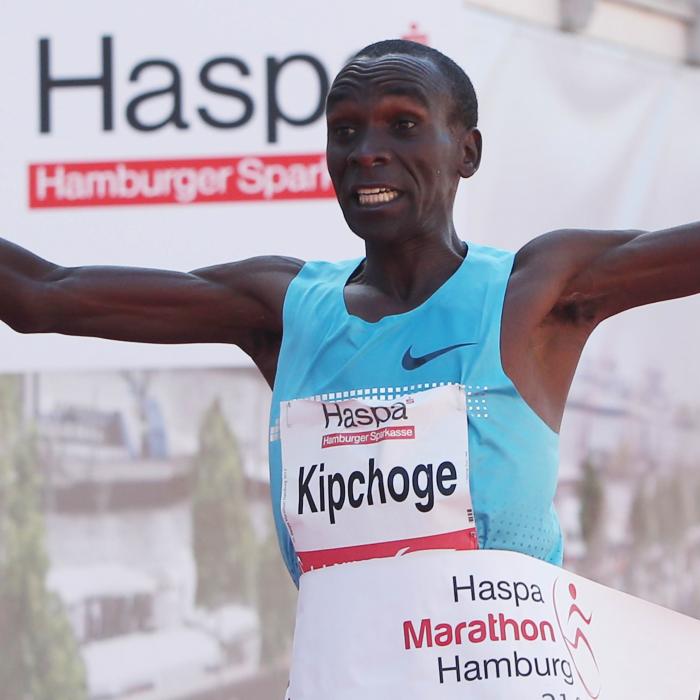 Відомий кенійський бігун Еліуд Кіпчоґе здобув перемогу на 45-му марафоні BMW Berlin Marathon 2018, побивши світовий рекорд за часом подолання марафонської дистанції
