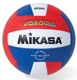 По розміру   футбольний м'яч   трохи більше в діаметрі, але волейбольний м'яч набагато більш пружний, менше накачаний, відповідно, і важить менше