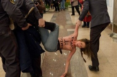 5 березня 2012, 12:00 Переглядів:   Активістки Femen атакували дільницю, де голосував Путін