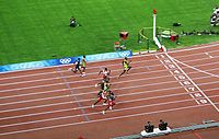 Фініш Болта на дистанції 200 м на Олімпійських іграх 2008 року в Пекіні   Болт перемагає зі значним відривом у фінальному забігу в 100 м на Олімпійських іграх 2008