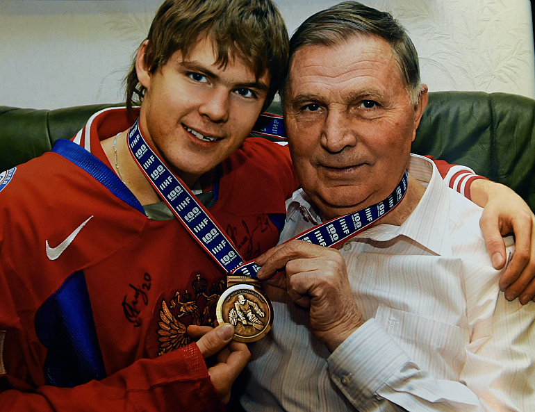 Віктор Васильович з онуком Віктором, кращим нападаючим МЧМ-2008