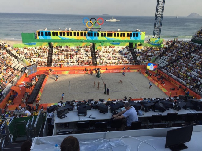 Так з робочих місць журналістів можна поспостерігати за пляжним волейболом