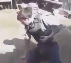 На відео видно, як один з бойовиків в бронежилеті направляє на себе пістолет і з вигуком «це ** ть Донбас» вистрілює собі в живіт, після чого скручується від болю