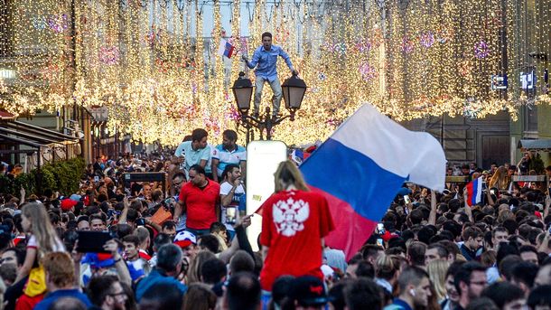 3 липня 2018, 9:42 Переглядів:   У Росії вихід до чвертьфіналу відзначили як грандіозне свято