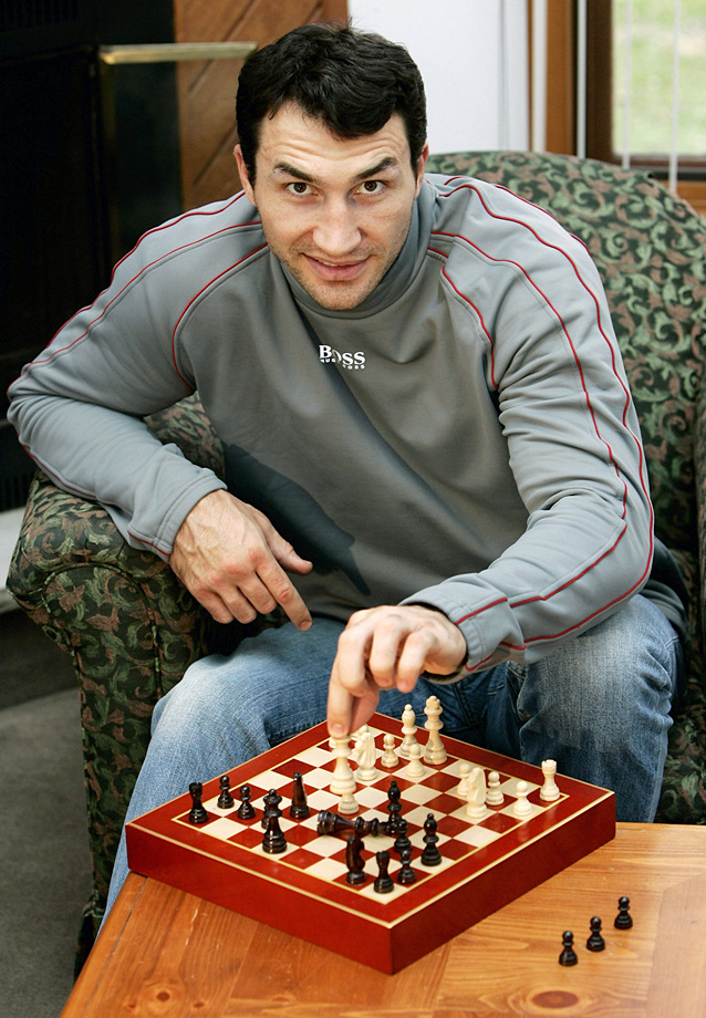 Володимир непогано грає в шахи, а такі тренування йдуть йому на користь і як боксерові