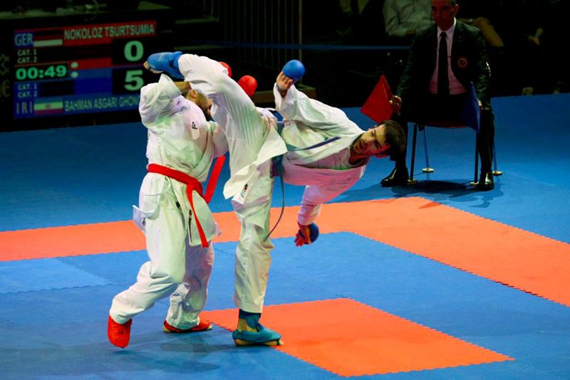 Спортсмен з Ірану - світового лідера по карате (праворуч)