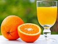 Деякі сайти з дієтами стверджують, що пити апельсиновий сік для схуднення строго обов'язково
