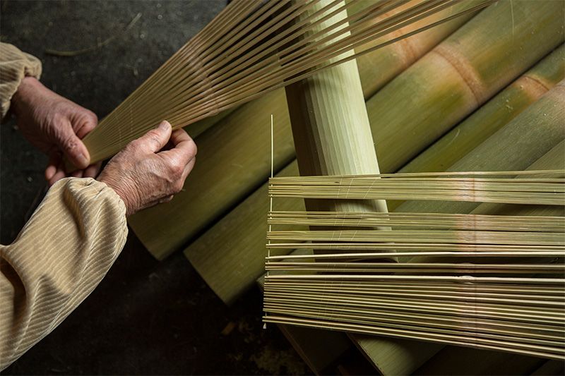 За допомогою лінії, подряпаній на внутрішній стороні бамбука і служить направляючої, фрагменти знову збираються в вихідному порядку