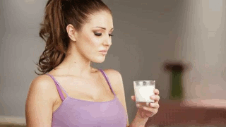 Коров'яче молоко є джерелом двох видів білка: казеїну (казеїнату кальцію) і сироваткових білків (альбумінів і глобулінів)