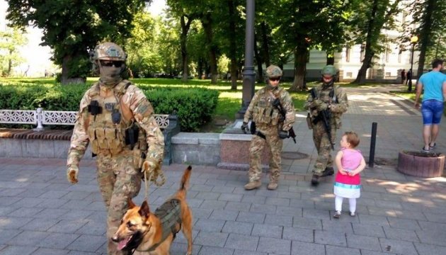 Бійці спецпідрозділу Служби безпеки України «Альфа» з собаками беруть участь в заходах безпеки на фіналі Ліги чемпіонів УЄФА