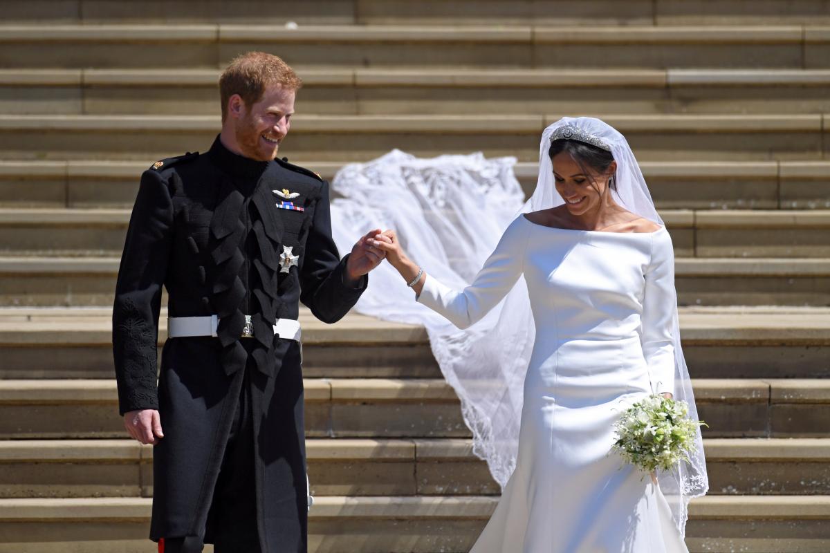 Британські журналісти дізналися всі подробиці про плаття дружини принца Гаррі