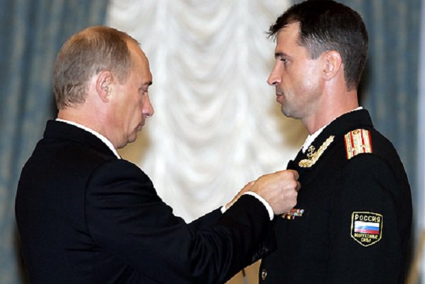 Білявського, адже імен  але він підписував нагородні посвідчення до медалей за окупацію Криму військовослужбовцям, встановленим в даному розслідуванні , - йдеться в розслідуванні
