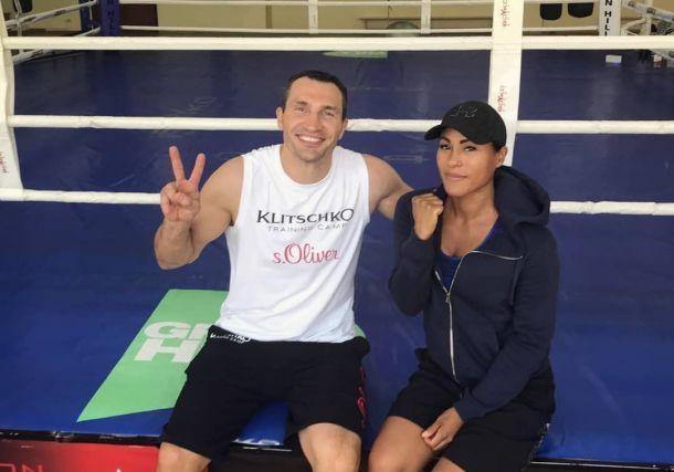 Український чемпіон Володимир Кличко проводить час в компанії високої красуні, абсолютної чемпіонки світу з боксу