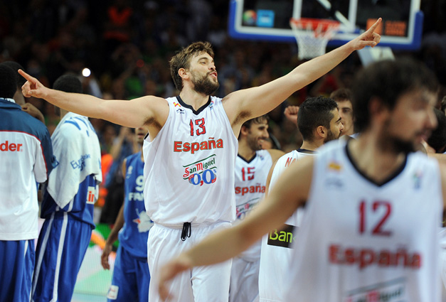 Гравці збірної Іспанії радіють перемозі після фінального матчу Чемпіонату Європи з баскетболу
