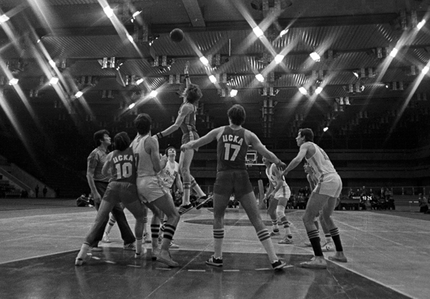 Матч між командами ЦСКА (Москва) і Жальгіріс (Каунас) на чемпіонаті СРСР з баскетболу в Москві