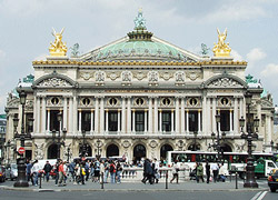 Оглядова екскурсія по Опері Гарньє дозволить Вам побачити будівлю вишуканої архітектури, прославлену сцену, а також величну красу залу для глядачів, цієї, безумовно, головною культурною   визначні місця Парижу