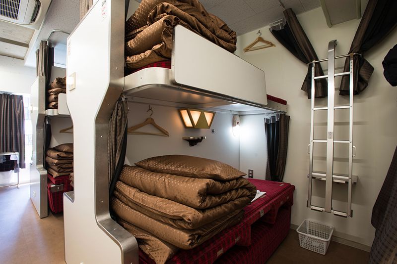 Спальні місця в загальній кімнаті забезпечені справжніми сходами з поїзда «Хокутосей»