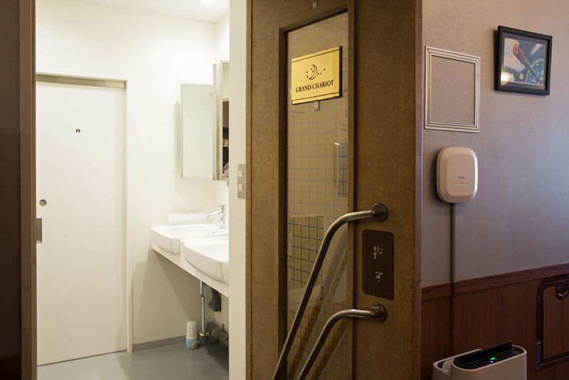 На дверях ванної кімнати справжня табличка «Велика Колісниця», яка колись прикрашала вхід в вагон-ресторан «Хокутосей»