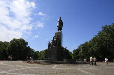 12 августа 2012, 12:43 Переглядів:   Суд заборонив проведення акції на захист української мови біля пам'ятника Шевченку в Харкові, фото kh-city