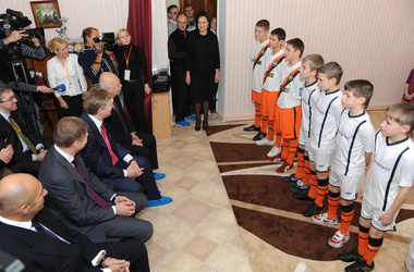 19 грудня 2012, 14:58 Переглядів:   Хлопці з дитбудинку Барвінок показали Ахметову свою футбольну команду