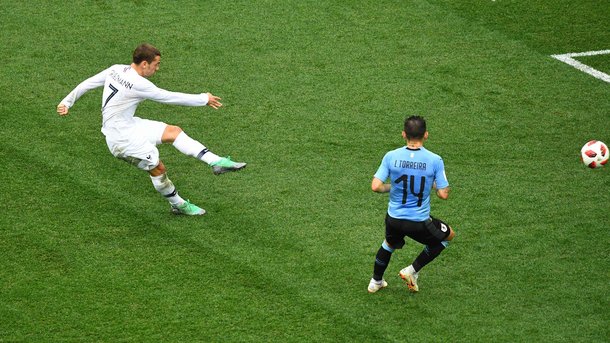 6 липня 2018, 19:01 Переглядів:   Рафаель Варан забив головою після подачі зі стандарту, Антуан Грізманн подвоїв перевагу дальнім ударом   Удар Антуана Грізманн в другому таймі матчу Уругвай - Франція - 0: 2