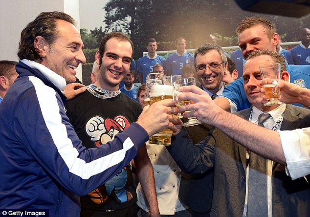 Daily Mail відзначає   , Що головний тренер збірної Італії Чезаре Пранделлі дозволив собі келих пива на прес-конференції після матчу з німцями: