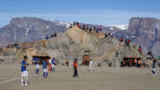 Гренландія не може вступити в ФІФА, тому що на острові росте надто мало трави