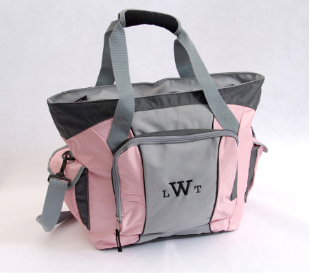 Рожева спортивна сумка прекрасно підійде для дівчат, різні яскраві вставки також прикрасять будь-яку просту сумку
