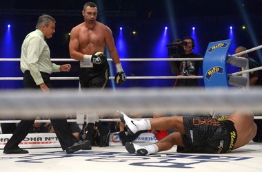 9 вересня 2012, 12:56 Переглядів:   Кличко відправив Чарра в нокдаун у другому раунді, а в четвертому бій був зупинений на вимогу лікаря