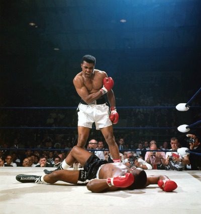 У травні 1965 року наш герой вперше виступав на рингу під ім'ям Мухаммед Алі (Muhammad Ali)
