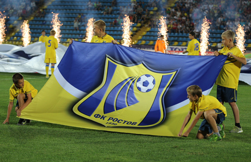 У 2009 році вболівальники клубу використовували і однотонні сині прапори з емблемою