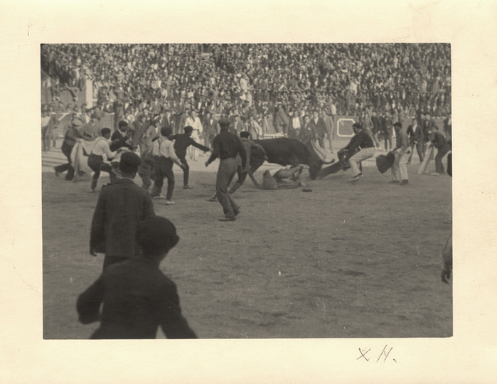 Хемінгуей в сутичці з биком, 1925 р
