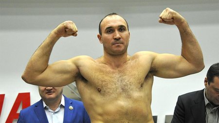 При цьому середній бойова вага Устинова - близько 135 кг, а у Ваха, колишнього суперника Володимира Кличка і Олександра Повєткіна, він показник коливається в межах 115-120 кг