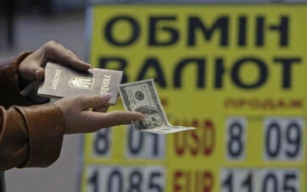У найближчі три роки   курс   долара в Україні виросте приблизно на п'ять гривень