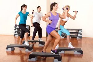 Степ-аеробіка - це комплекси танцювальних кроків, які покликані допомогти схуднути, знайти спортивну форму тіла