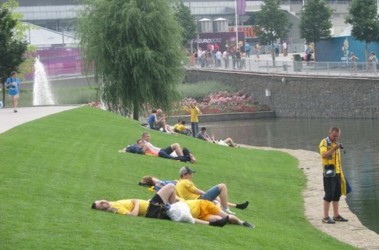 15 июня 2012, 17:16 Переглядів:   Спека смріла фанов- вони відпочивають біля води біля Донбас Арени