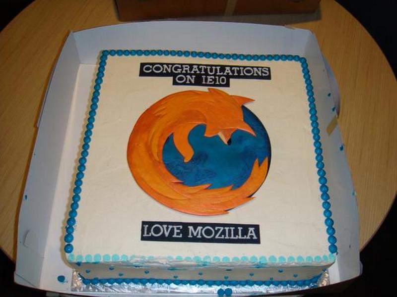 Тепер вже вони відправили в офіс Microsoft торт з підписом «З любов'ю, Mozilla»