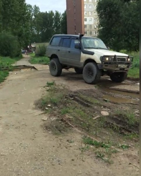 Мешканці будинку №41 по вулиці Паніна в Ярославлі розкритикували автохама, який на своєму позашляховику їздить по пішохідних стежках і ламає саморобні містки