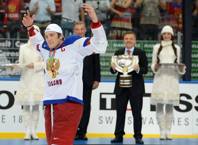 На передпліччях чемпіонського светри - прапор Росії, червоний колір мінімізований