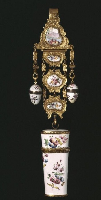 У XIX столітті жінки крім гаманців, ридикюлів і муфт носили декоративна прикраса на поясі з двох пряжок, на них підвішували невеликі предмети